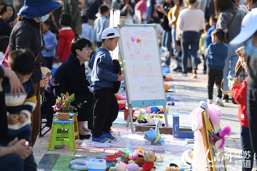 “萌娃市集”上，不少小朋友和家長擺攤義賣 邵丹攝