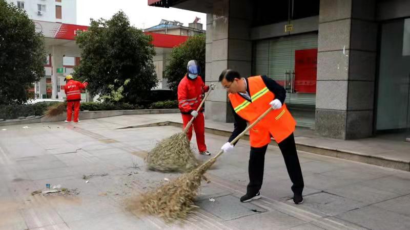 圖為靖江市城管局局長黃洪濤（右）以“環衛工”身份檢驗城市保潔情況。包鍵攝