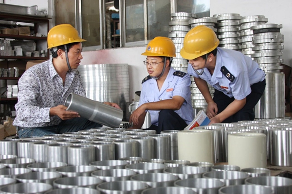 稅務人員走進企業了解生產經營情況，幫助算好“退稅賬”。江蘇稅務供圖