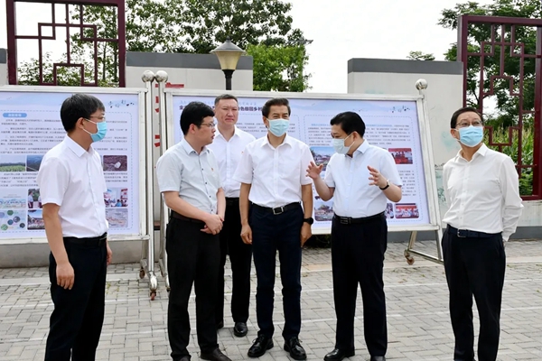 費少云一行實地調研灌南縣鄉村振興幫促工作。江蘇省住建廳供圖