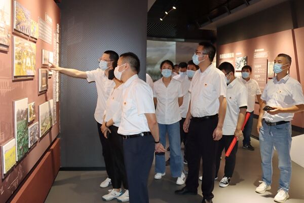 圖為太倉市煙草專賣局黨員參觀紀念館展區。太倉煙草供圖