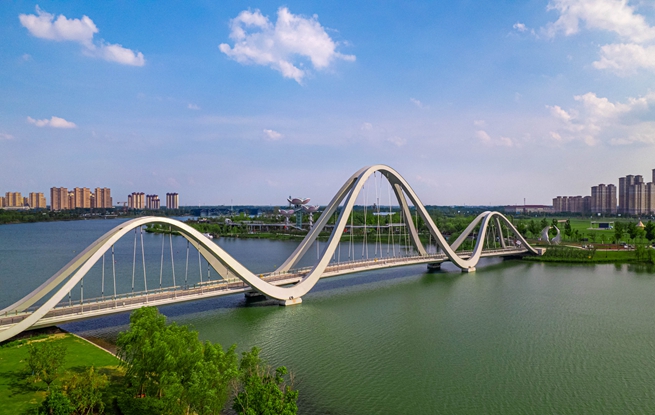 中華海棠園碧水藍天映湖面