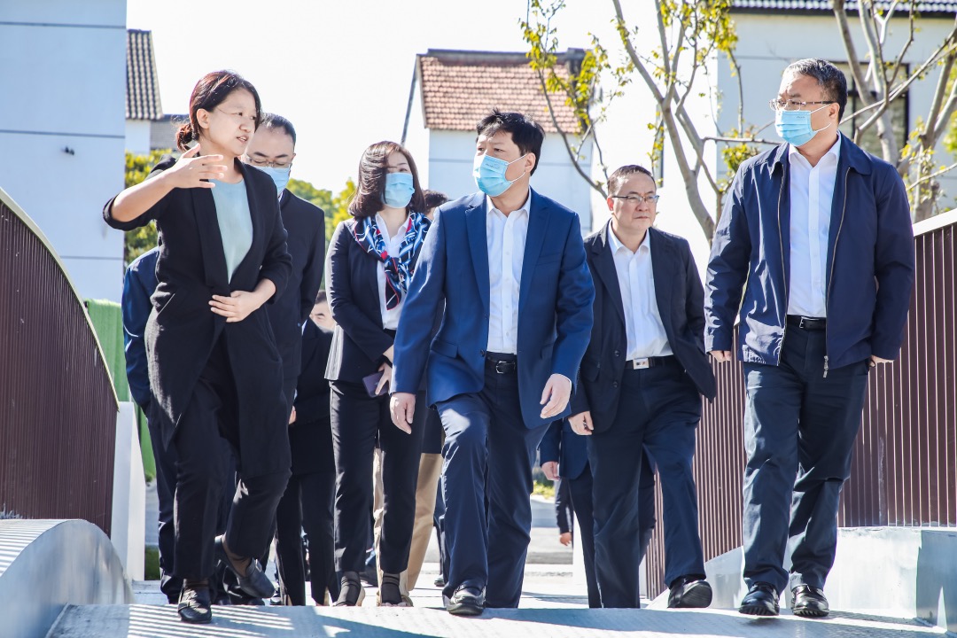 劉根甫局長一行調研昆山尚明甸村鄉村振興工作。昆山煙草供圖