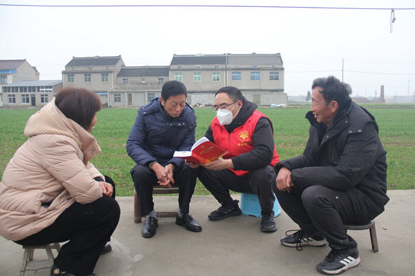 “映山紅”黨員宣講隊深入基層宣講黨的二十大精神。泰興煙草供圖