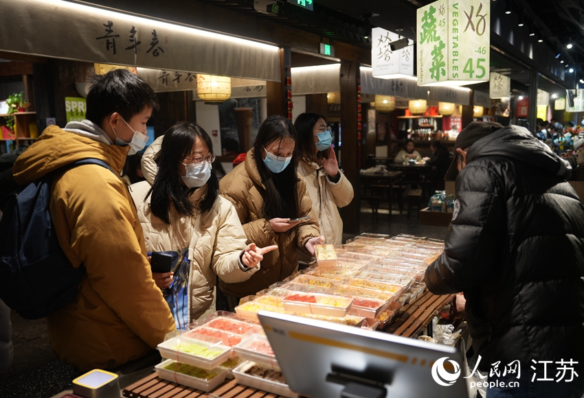 顧客在挑選蘇州特色糕點。人民網 冷金明攝