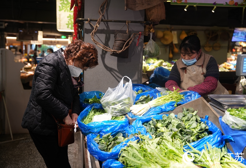 當地居民購買蔬菜。人民網 冷金明攝