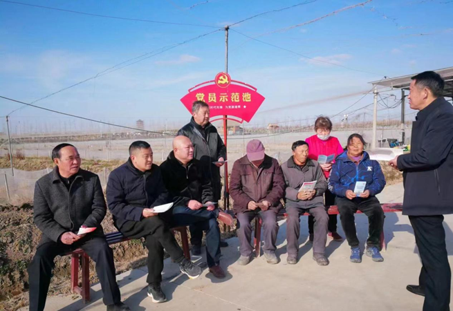 阜寧縣阜城街道走進田間地頭為種養大戶、流動黨員，宣講黨的二十大精神，并發放中央“一號文件”手冊。周凌飛攝