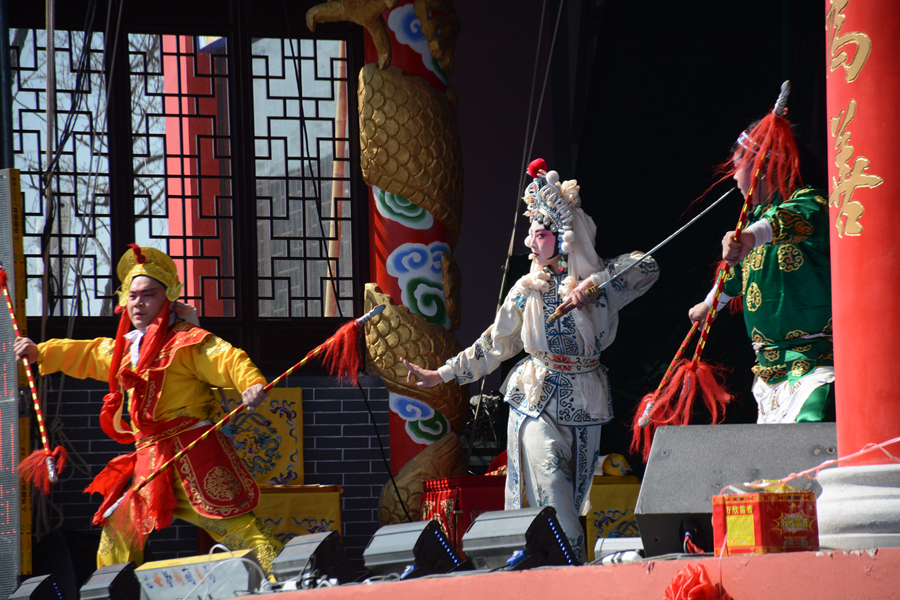 戲曲演員在南京高淳區(qū)陽江鎮(zhèn)聯(lián)溪村戲臺表演。韋東寧攝