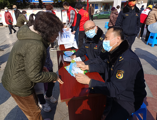 圖為城管隊員向居民講解垃圾分類知識。玄武區城管局供圖