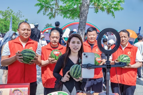 志愿者在直播間介紹當地西瓜。泗洪煙草供圖