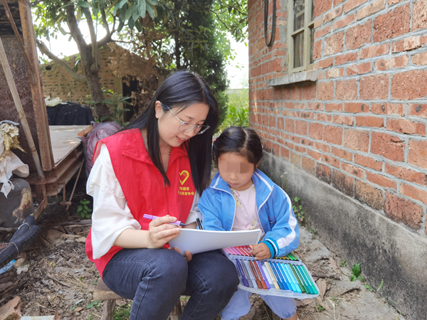 志愿者和孩子們一起讀書畫畫。泗陽煙草供圖