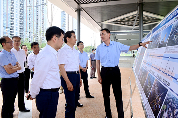 江蘇省住建廳黨組書記費少云在昆山市蘇州軌道交通11號線實地踏勘。江蘇省住建廳供圖