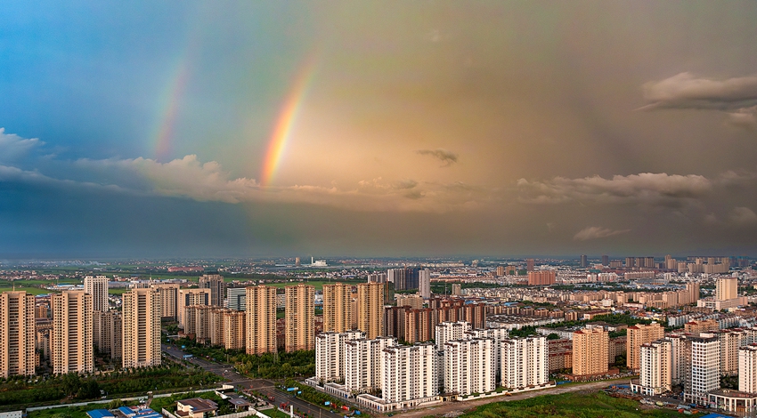 雨后城市上空出現(xiàn)彩虹。陳守兵攝