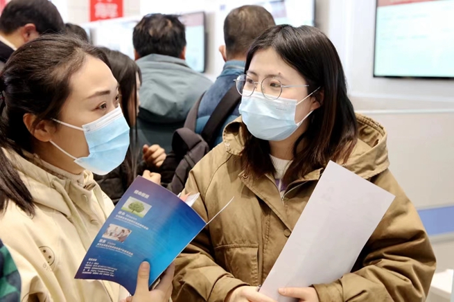 大學生們了解連云港就業政策。連云港市委宣傳部供圖