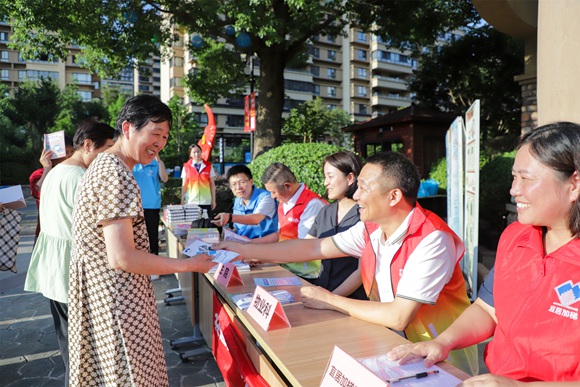 昆山市“紅管先鋒”正在開(kāi)展進(jìn)小區(qū)活動(dòng)。昆山市住建局供圖