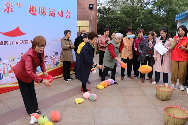 居民參加“趣丟水果”比拼項(xiàng)目。楊舍鎮(zhèn)供圖