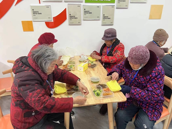 無錫惠山區惠愛愛心餐廳內，老人們正在就餐。陳曉銘攝