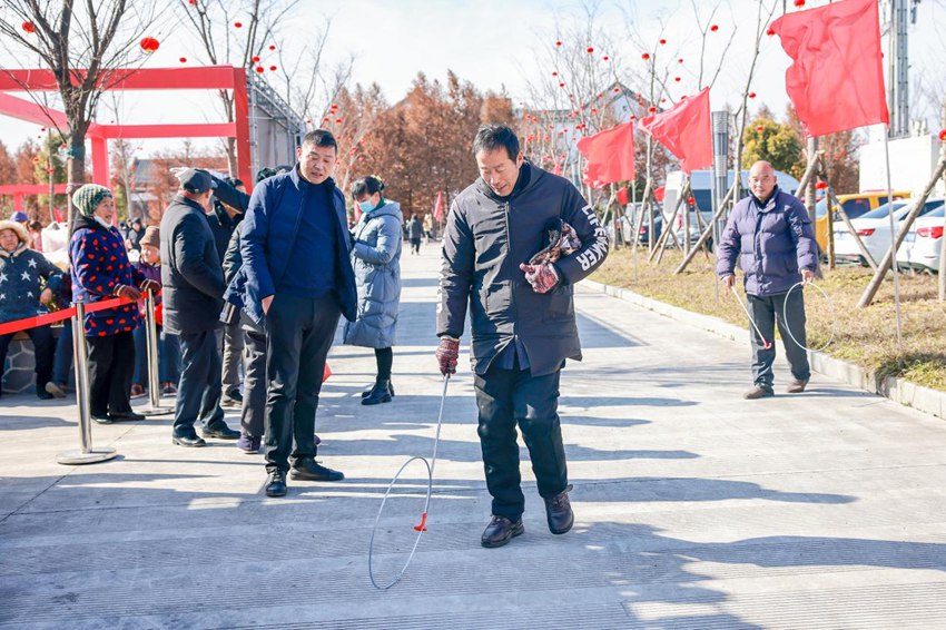 年俗體驗區，村民推鐵環。盛義攝