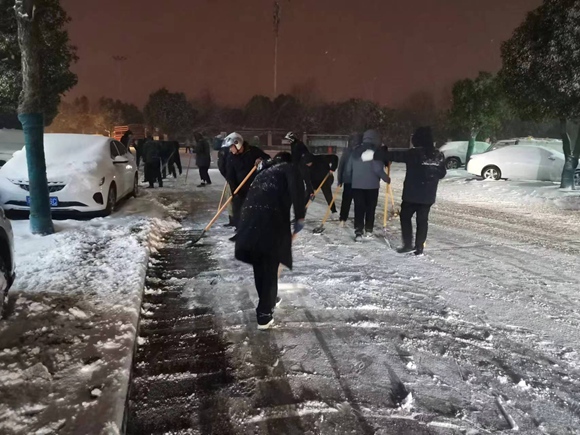 全縣各單位連夜投入掃雪中。東海縣委宣傳部供圖