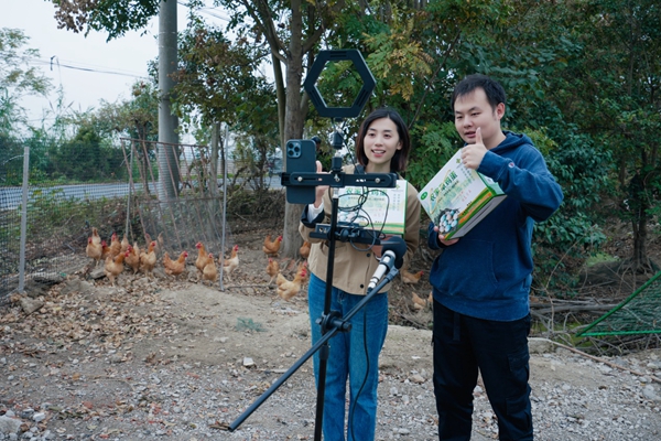 青年志愿者協助農戶開展農產品直播帶貨。江都煙草供圖