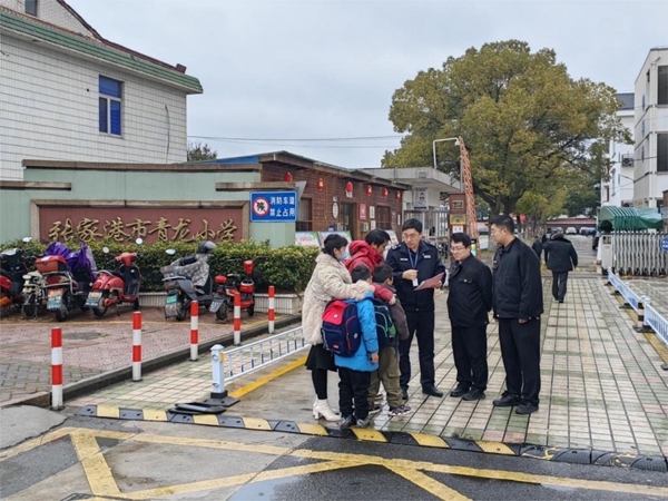 開學季開展送法進校園活動。錢海濤攝