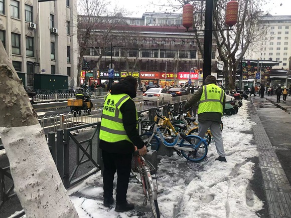 工作人員梳理停車情況。秦淮城管供圖