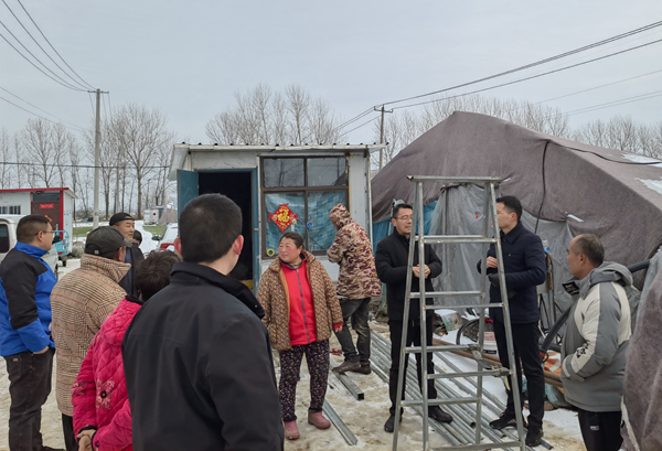 賈汪區的技術團隊指導農戶清理積雪凍雨、加固種植大棚。劉超攝