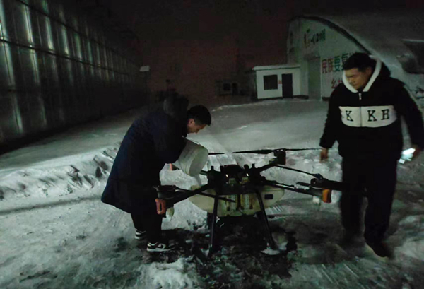 連云港一番茄莊園基地用無人機進行融雪作業。海州區委宣傳部供圖