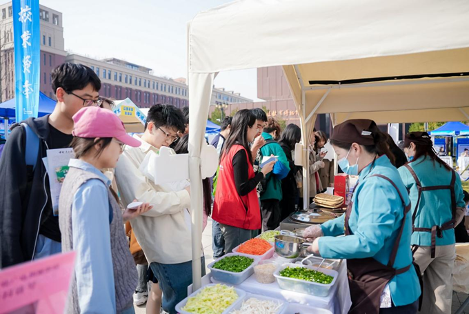 西安學子在品嘗連云港美食。連云港宣傳部供圖