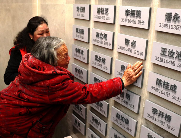 老人在鹽城五條嶺烈士陵園祭拜親人。灌南縣委宣傳部供圖