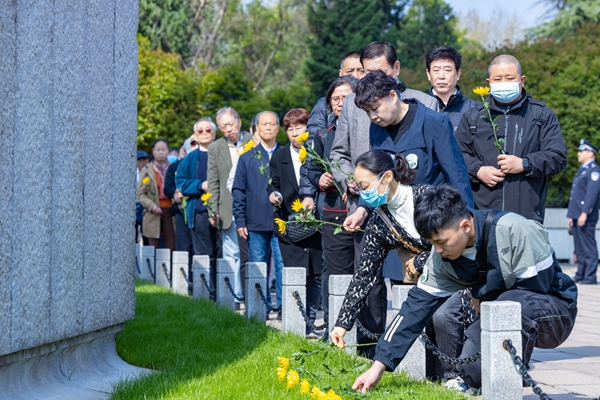 雨花英烈親屬、青少年代表等各界人士參加祭掃活動。雨花臺烈士紀念館供圖