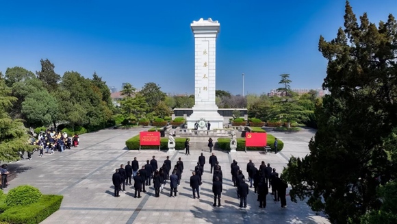 全體黨員瞻仰革命烈士紀念碑。鹽城煙草供圖