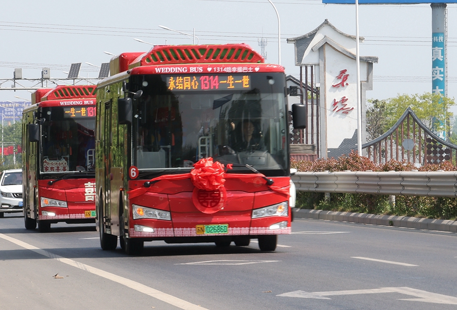 沭陽縣街頭，公交婚車煞是醒目。丁華明攝