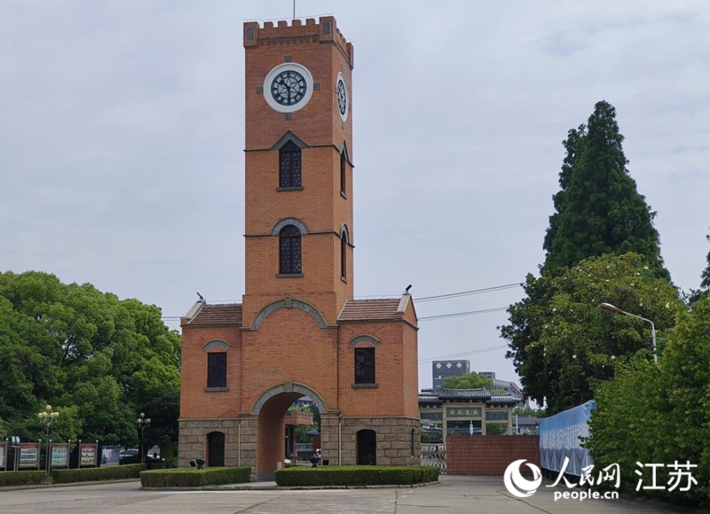 大生紗廠舊址鐘樓與碼頭牌坊隔道并立，共歷百年風雨。人民網 張瀚天攝