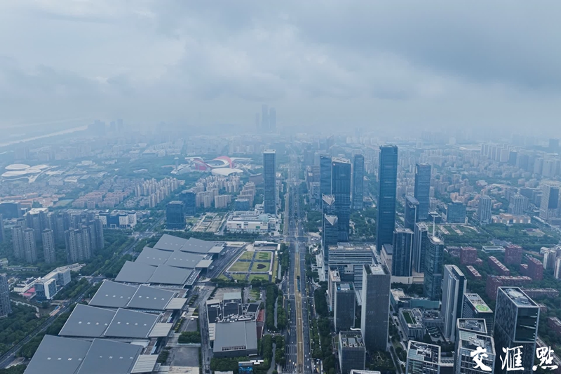 6月19日，航拍雨后的南京城區，天空雨霧繚繞，高樓大廈在雨霧中若隱若現，朦朧夢幻。