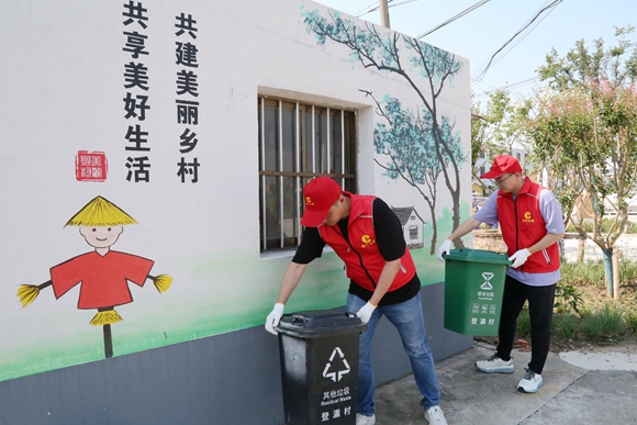 志愿者參加美化人居環境工程。張家港煙草供圖