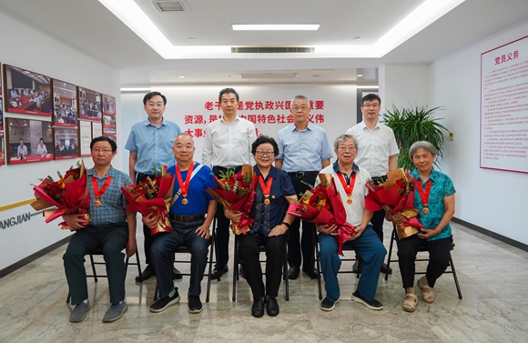 “光榮在黨50年”紀(jì)念章獲得者合影。江蘇省住建廳供圖