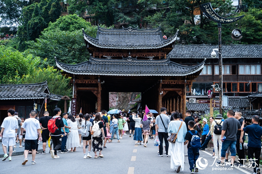 景區入口，游人如織。人民網 陽茜攝