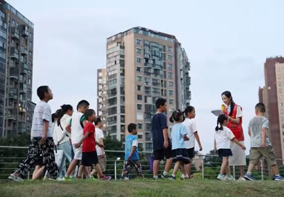 孩子們參加“閱生活 悅研學”活動。泰山街道供圖