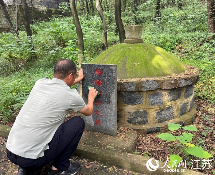 賀龍廣在清掃烈士墓。人民網 王丹丹攝