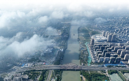 高層建筑矗立在云霧中