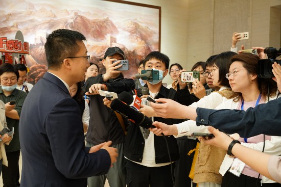 中共一大紀念館黨委書記、館長薛峰正在接受采訪。盛陳銜 攝